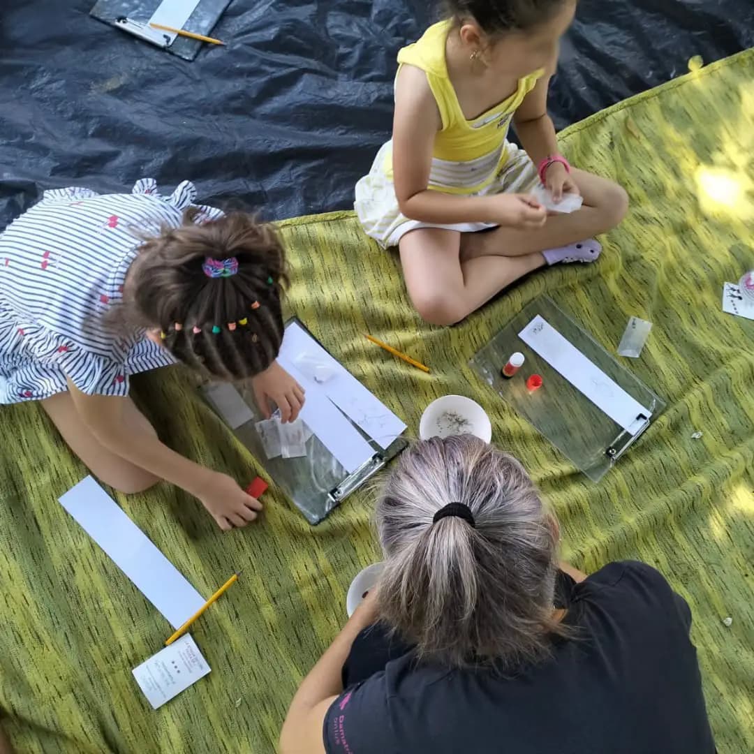 Immagine di bambini dall'alto che partecipano ad un laboratorio